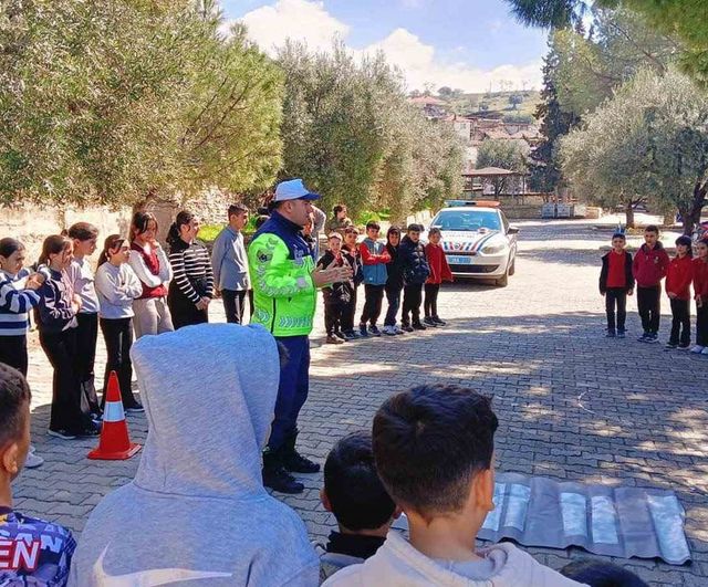 Karacasu'da Jandarmadan Öğrencilere Trafik Bilinci Eğitimi