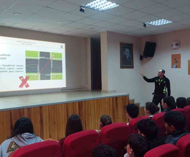 Karacasu'da öğrencilere polislik mesleği tanıtıldı ve güvenlik eğitimi verildi