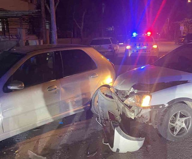 Karaman'da kavşakta iki otomobil çarpıştı: 1 yaralı