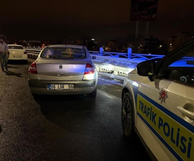 Kayseri'de alkollü sürücü bariyerlere çarptı: 25 bin TL ceza ve 6 ay ehliyet el konuldu