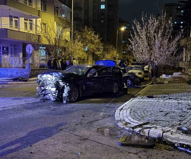 Kayseri'de İki Otomobilin Çarpışması Sonucu Bahçe Duvarı Yıkıldı: 1’i Ağır, 5 Yaralı