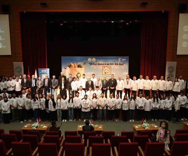 Kayseri'de 'Mutfakta Dönüşüm Var' Yarışmasında Genç Şefler Ödüllerini Aldı