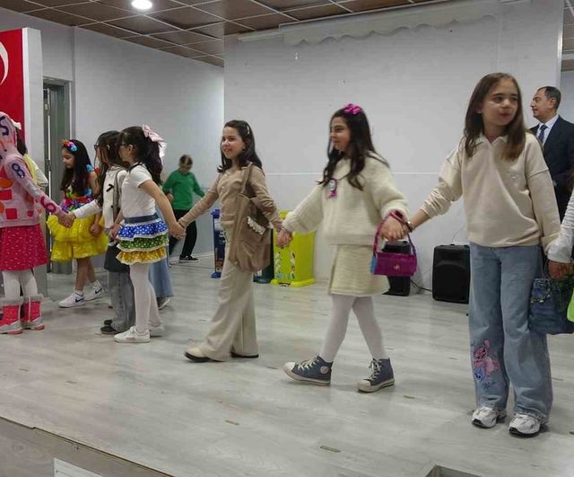 Kilis’te 'Atıktan Sanata' sergisi: Öğrenciler 30 Mart Dünya Sıfır Atık Günü'nde atıkları sanata dönüştürdü