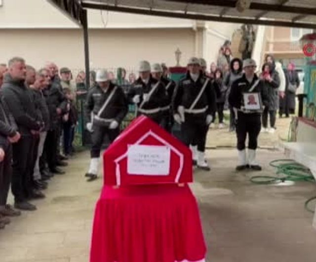 Kocaeli'deki eğlence mekanına saldırıda hayatını kaybeden emekli polis Talip Çakır Sakarya'da toprağa verildi