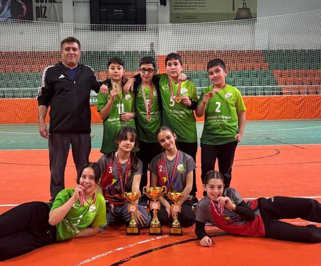 Köyceğiz Toparlar Ortaokulu Floor Curling’de Muğla İl Birincisi Oldu