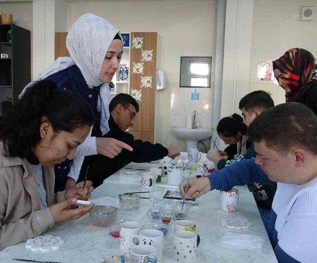 Kütahya'da özel öğrenciler çini sanatıyla buluştu: Bahattin Çini Özel Eğitim Meslek Okulu'nda boyama etkinliği