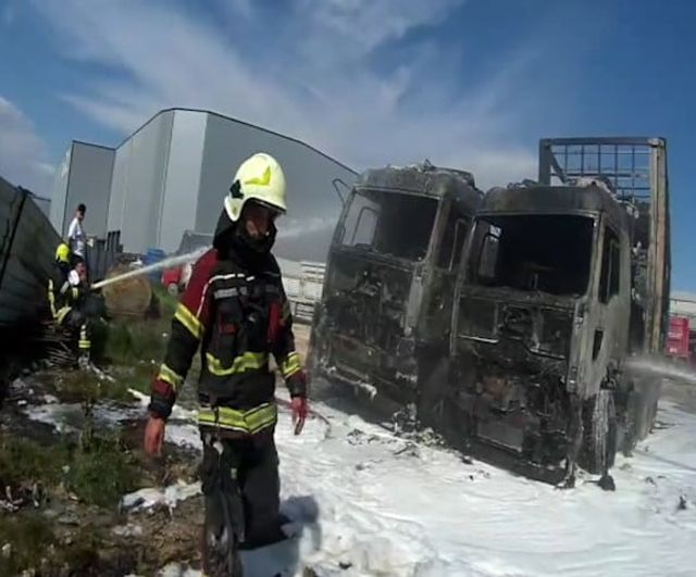 Mersin'de park halindeki tırlarda yangın: 2 tır hurdaya döndü, bir tır hasar aldı