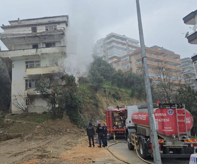Mudanya'da kullanılmayan apartmanda yangın, itfaiyenin hızlı müdahalesi büyümeyi önledi