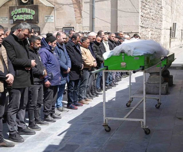 Niğde Bor'da bıçakla yaşamını yitiren 26 yaşındaki Başak Zeliha Yaylacı defnedildi