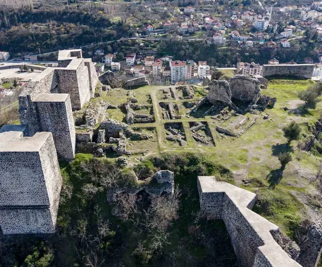 Niksar Kalesi: Binlerce Yıllık Tarihi ve Çok Katmanlı Mimari