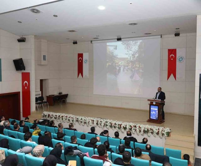NÖHÜ'de 'Kayıp Coğrafya’nın İzinde: Kudüs ve Doğu Türkistan' konferansı yoğun katılımla düzenlendi