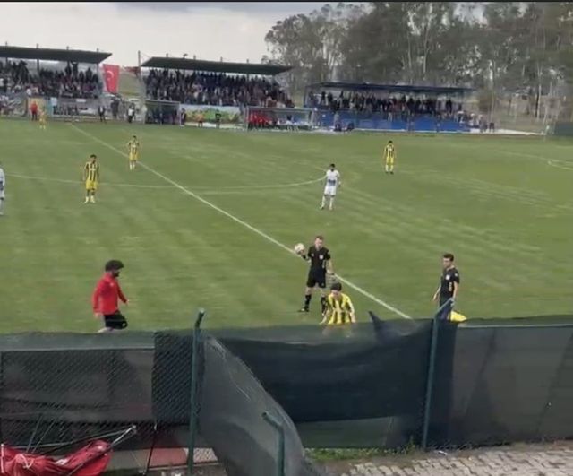 Osmaniye’de Osmaniyespor–Suvermez Kapadokyaspor maçında sahaya giren köpek oyunu durdurdu