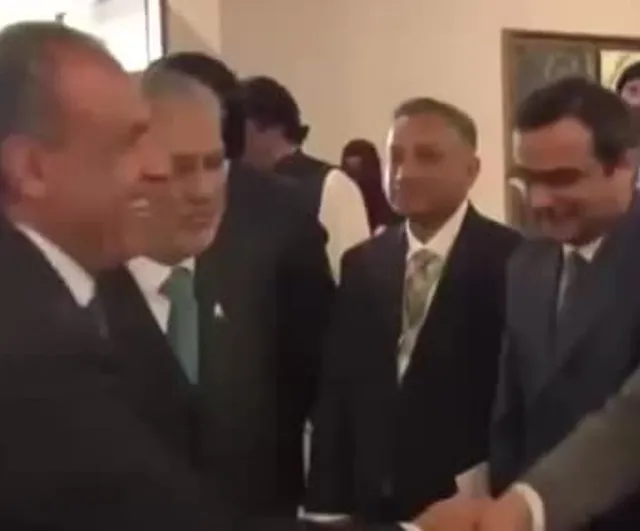 Pakistan Dışişleri Bakanı Dar, Mısır Dışişleri Bakanı Badr Abdelatty’i karşılarken dengesini kaybetti