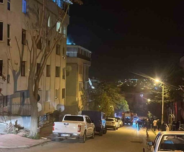 Polatlı Şehitlik Mahallesi'nde çatı katı yangını: Bina sakinleri tahliye edildi