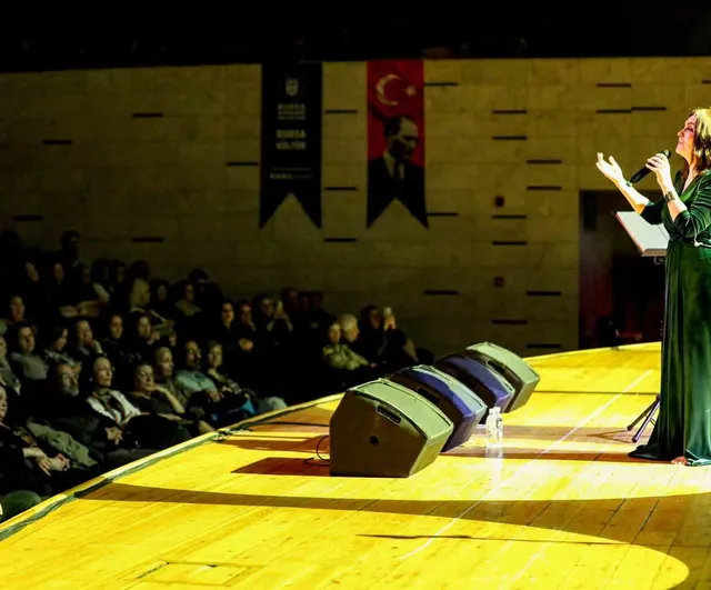 Serenad Bağcan, 'Caz Pazarı' Konserinde Türkü ve Cazı Harmanladı