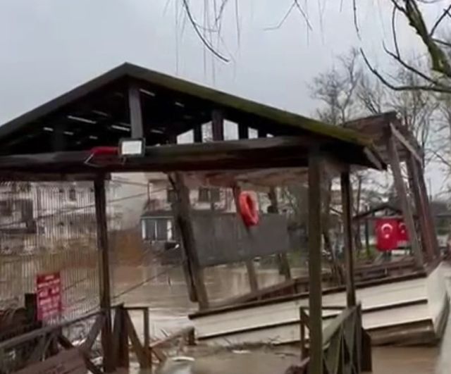 Şile’de sağanak: Kumbaba’daki dere taşkını çay bahçesini su altında bıraktı
