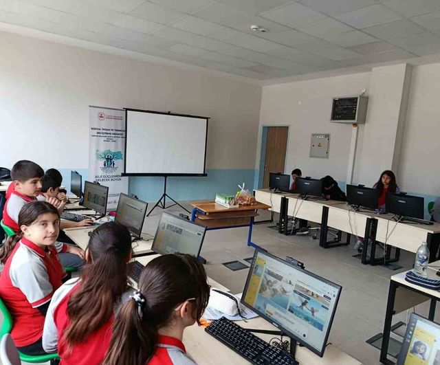 Sinop Boyabat’ta 'Kökten Geleceğe' Projesi: Ortaokul Öğrencilerine Üretim Odaklı Teknoloji Eğitimi