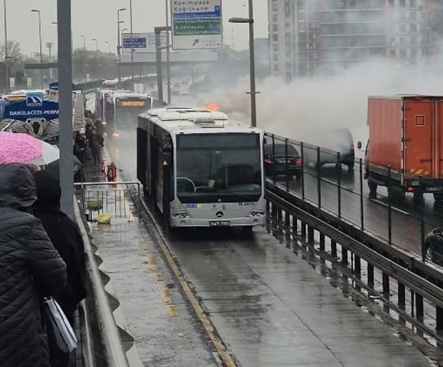 Şişli'de Metrobüsün Motor Kısmında Yangın: Seferler Kısa Süreli Aksadı