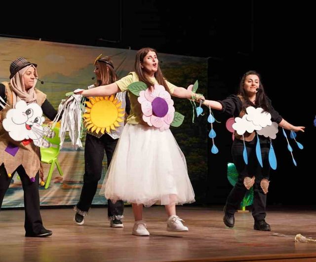 Sümer Anaokulu'nun 'Oyun Panayırı' gösterimi Dünya Tiyatrolar Günü'nde beğeni topladı