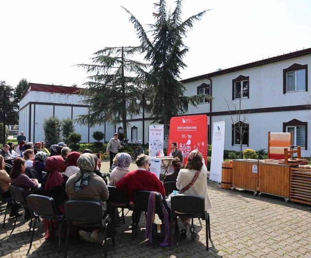 Tarımsal Atıklardan Sanatsal Kağıda: Düzce Üniversitesi'nde Geleneksel Kağıt Atölyesi ve Bilim Kafe Söyleşisi