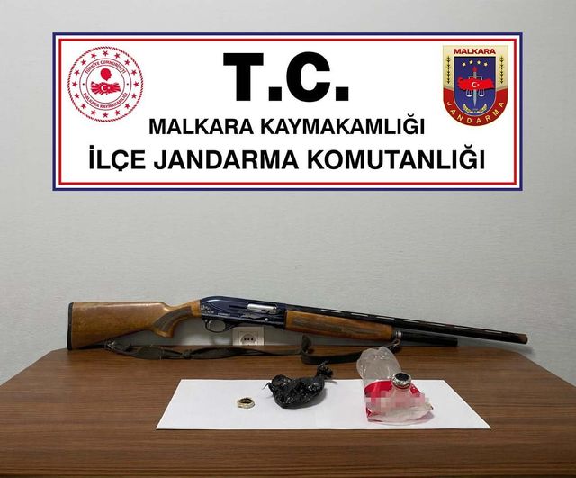 Tekirdağ Malkara'da jandarma operasyonunda ruhsatsız av tüfeği ve uyuşturucu ele geçirildi
