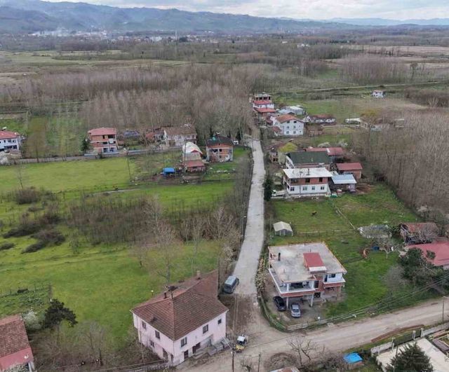 Terme Belediyesi, şehit Bülent Karataş’ın ailesinin bulunduğu sokağı beton parke ile yeniliyor