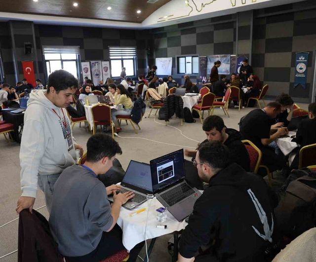 TUA AstroHackathon Elazığ'da başladı: 5 ilden yaklaşık 70 genç 48 saatlik maratonda Türkiye’nin uzay misyonu için proje üretecek
