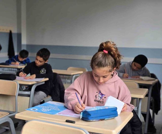 TÜGVA'nın 'Kitap Kurdu' Yarışmasının Sınav Aşaması Eskişehir'de Tamamlandı