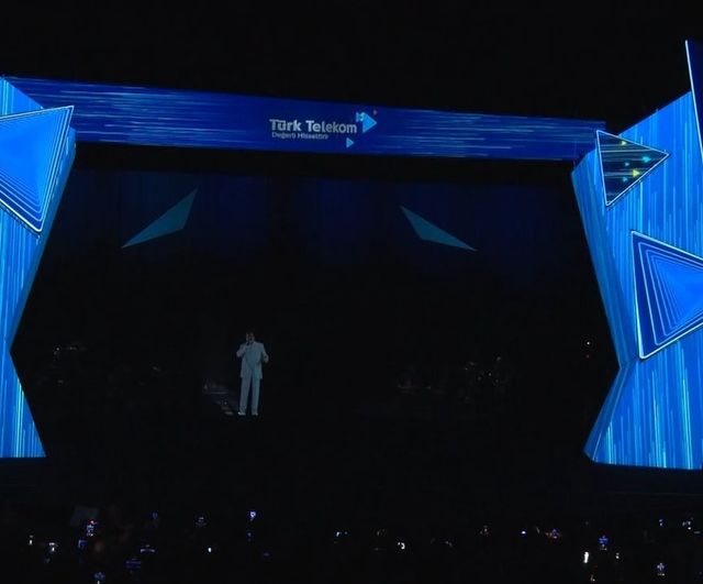Türk Telekom, AKM'de 5G gala gecesinde Müslüm Gürses hologramını sahneye taşıdı