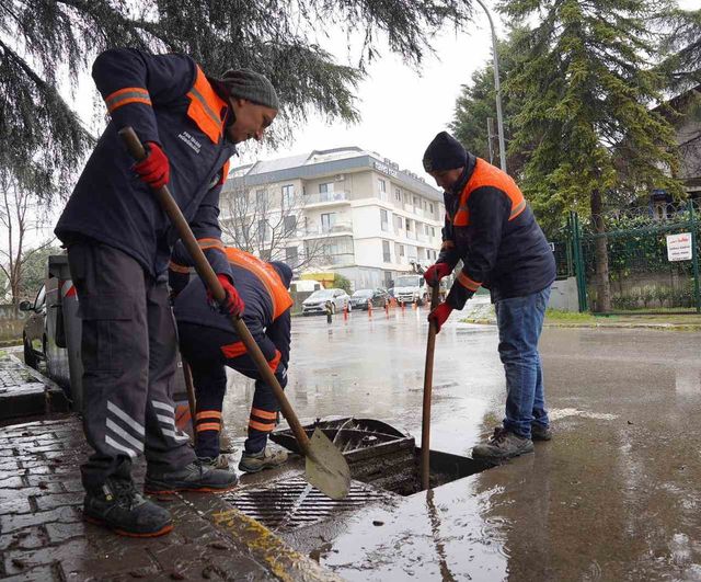 Tuzla Belediyesi 100 Personel ve 40 Araçla Yağışa Karşı 7/24 Müdahale Ediyor