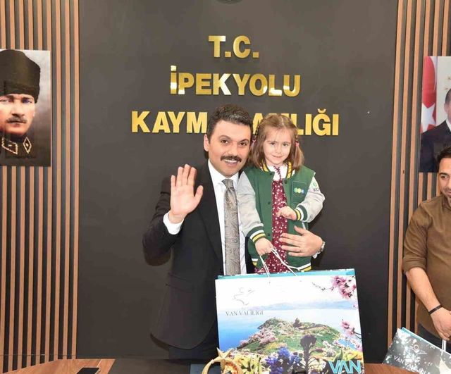 Van'da 'Kitap Van' yarışmaları: İpekyolu'nda 19 öğrenci ve 1 öğretmen ödüllendirildi