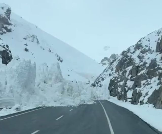 Van-Hakkari karayolunda çığ düştü: Güzeldere Tüneli çıkışı Kırmızıtaş’ta araçlar mahsur kaldı