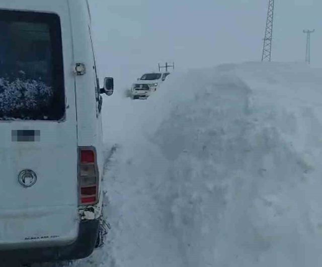 Yüksekova'da tipide mahsur kalan 5 araç kurtarıldı