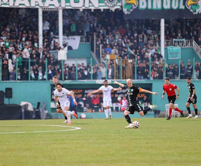 12 Bingölspor, 4-0'lık galibiyetle TFF 3. Lig 2. Grup'ta şampiyon oldu ve 2. Lig'e yükseldi
