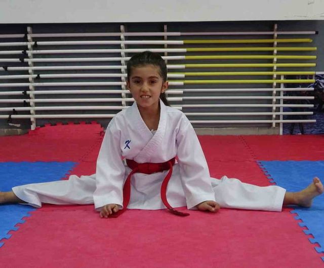 7 yaşındaki Zeynep Bilal Öztekin, Antalya'da Türkiye Karate Şampiyonu oldu
