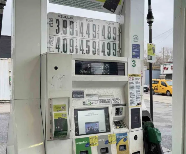 ABD’de ortalama benzin fiyatı 2022’den bu yana ilk kez 4 doların üzerinde