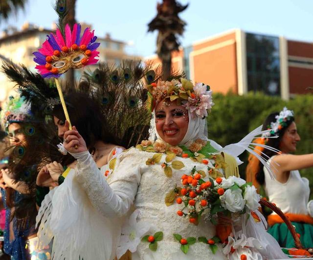 Adana'da 14’üncü Portakal Çiçeği Karnavalı korteji binlerce kişiyle renkli görüntüler oluşturdu