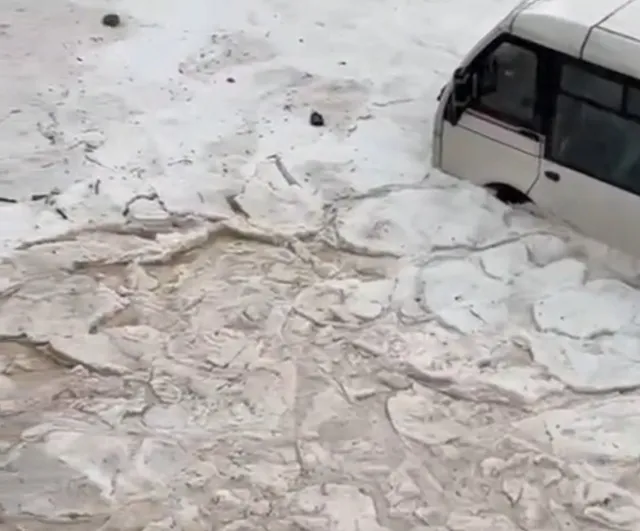 Adana'da dolu ve sağanak yağış ile kısa süreli hortum yaşamı olumsuz etkiledi