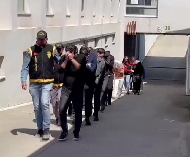 Adana'da spa-masaj salonlarına düzenlenen fuhuş operasyonunda 9 kadın kurtarıldı, 9 şüpheli tutuklandı
