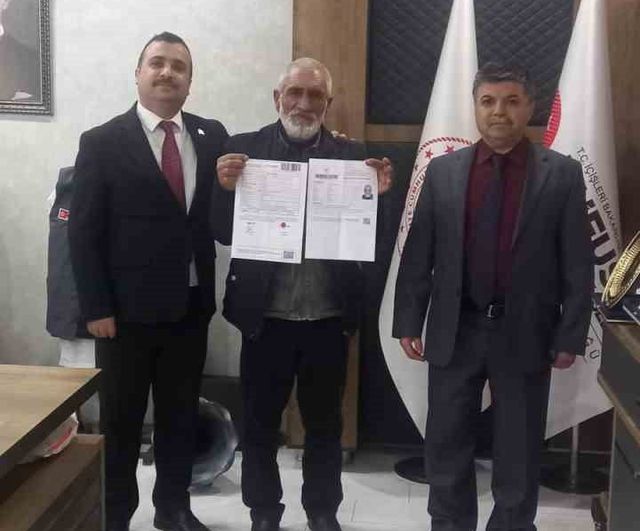 Afyonkarahisar'da 8 Kişilik Aile 'Vatansız' Statüsünden Çıkarıldı: Kimlik ve Vatandaşlık İşlemleri Tamamlandı