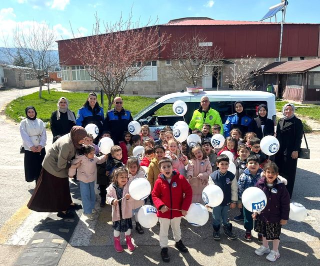 Afyonkarahisar'da polisten anaokulu öğrencilerine meslek tanıtımı ve güvenlik eğitimi
