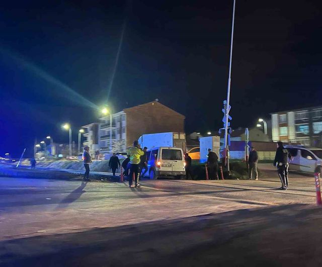 Afyonkarahisar'da yolu karıştıran sürücü hafif ticari araçla raylara girdi