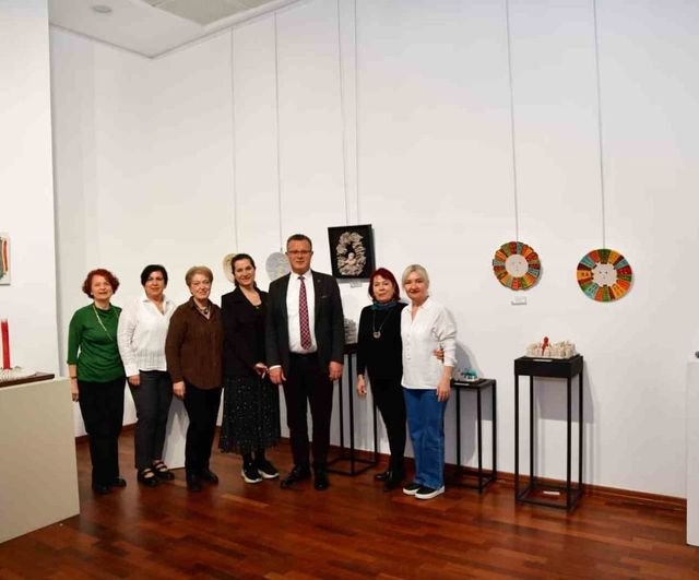 Ahmet Öküzcüoğlu, 'Umuda Yolculuk' sergisinin açılışında ablasına ve çocuklara destek verdi