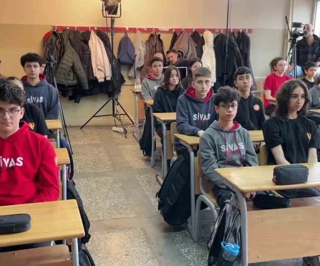 Ahmet Yenilmez Sivas Lisesi öğrencileriyle buluştu