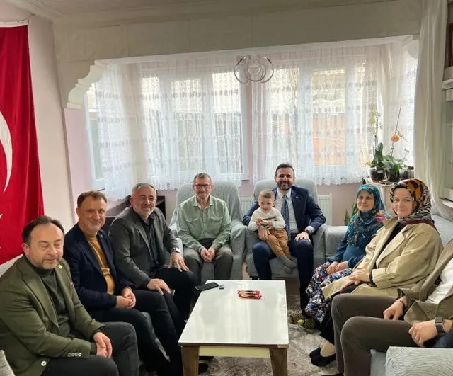 AK Parti heyeti Osmaneli'de şehit Osman Er'in ailesini ziyaret etti