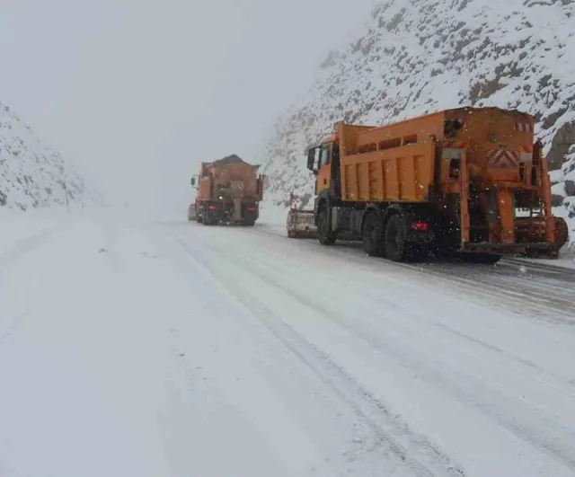 Alacabel'de Nisan Karı: Akseki-Seydişehir Yolunda 10-25 cm'ye Ulaşan Kar Sürücüleri Zorladı