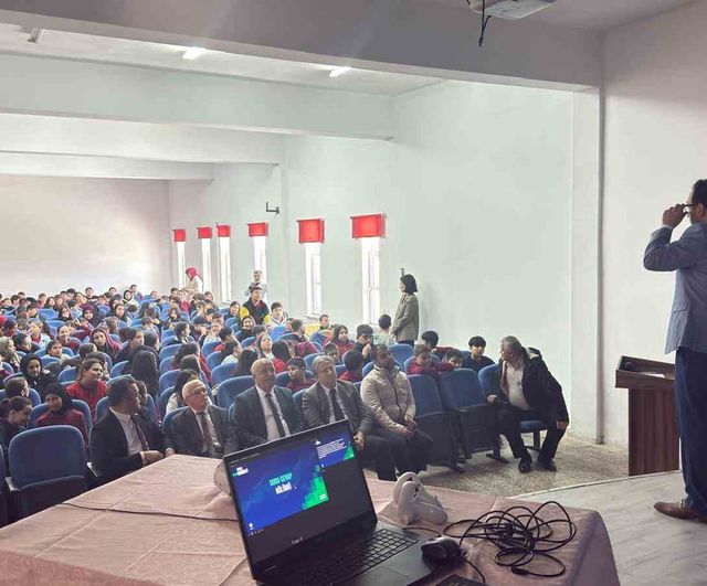 Alaplı'da TÜBİTAK Bilim Söyleşileri: Öğrencilere Artırılmış, Sanal ve Karma Gerçeklik Tanıtıldı