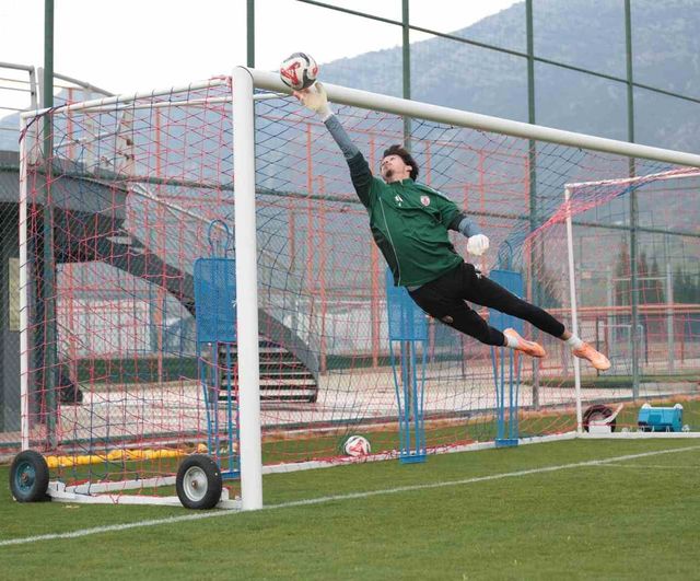 Altınordu kalecisi Arif Şimşir, 8 penaltıdan 7'sini kurtardı