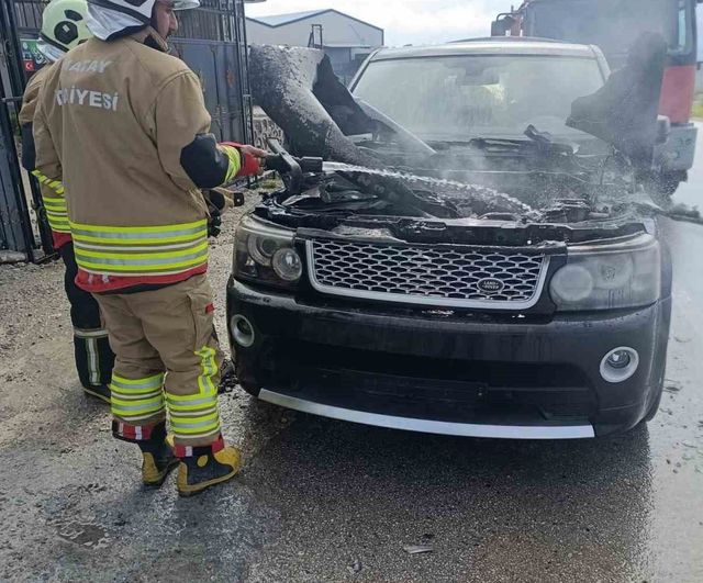 Altınözü'nde seyir halindeki cipin motor kısmı alev aldı, itfaiye söndürdü