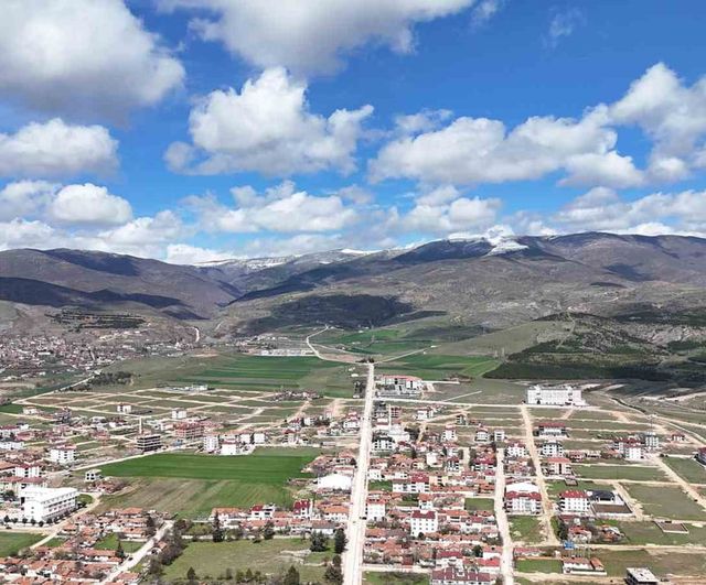 Amasya'da Nisan Karı: Akdağ ve Tavşan Dağı Zirveleri Beyaza Büründü